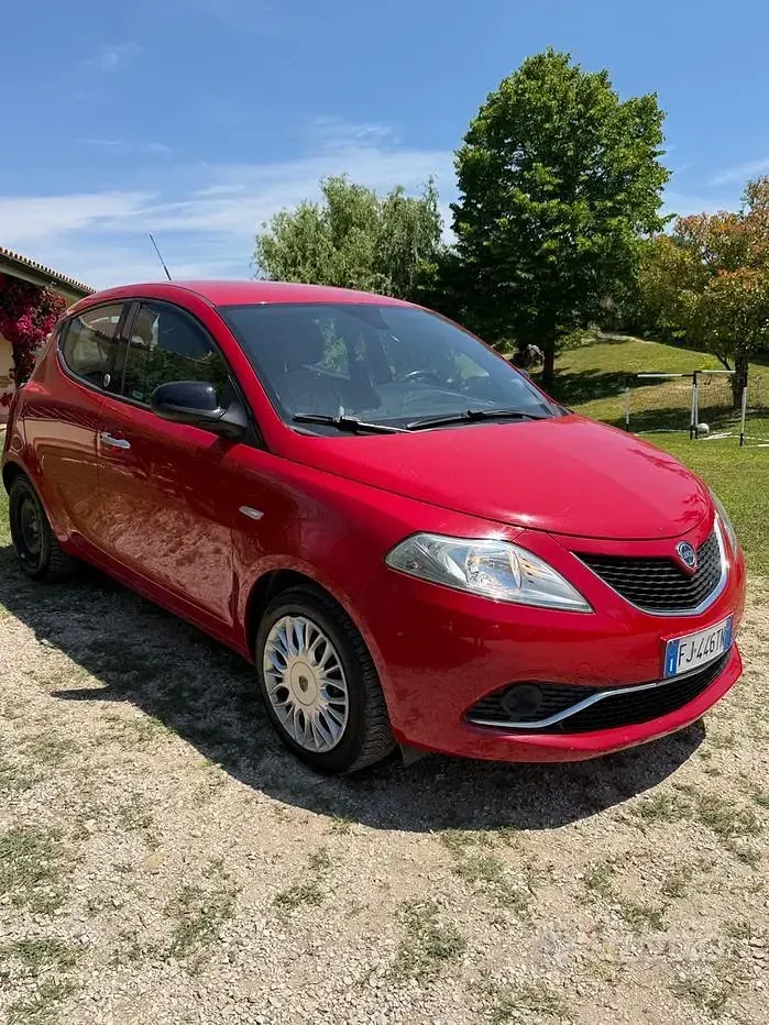 Usata Lancia Ypsilon 69 CV (50 kW) 2018 Rosso Utilitaria