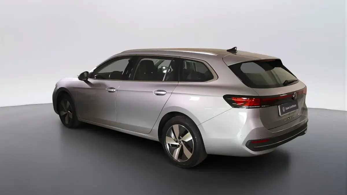 Usata VW Passat Business 150 CV (110 kW) 2024 5v grigio manganese metallizzato Station wagon