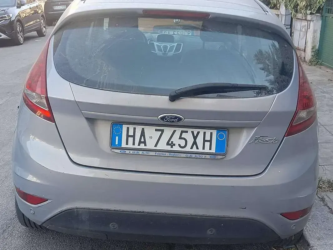 Usata Ford Fiesta 92 CV (67 kW) 2012 Grigio Berlina