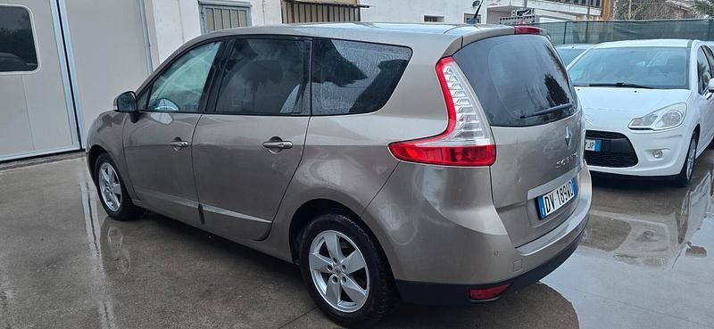 Usata Renault Grand Scénic III 106 CV (77 kW) 2009 Oro Monovolume