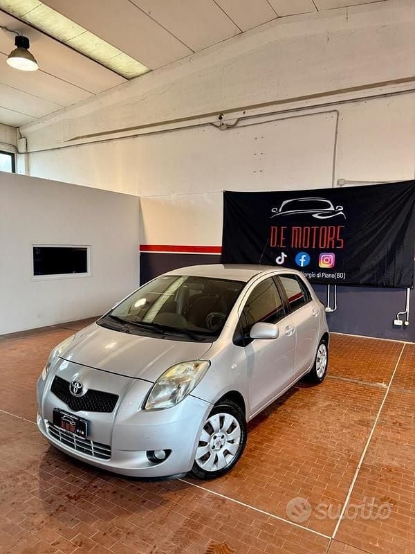 Grigio Usata 2007 Toyota Yaris Sol Tre volumi | 4990 € (Buon prezzo) - Immagine 1/4