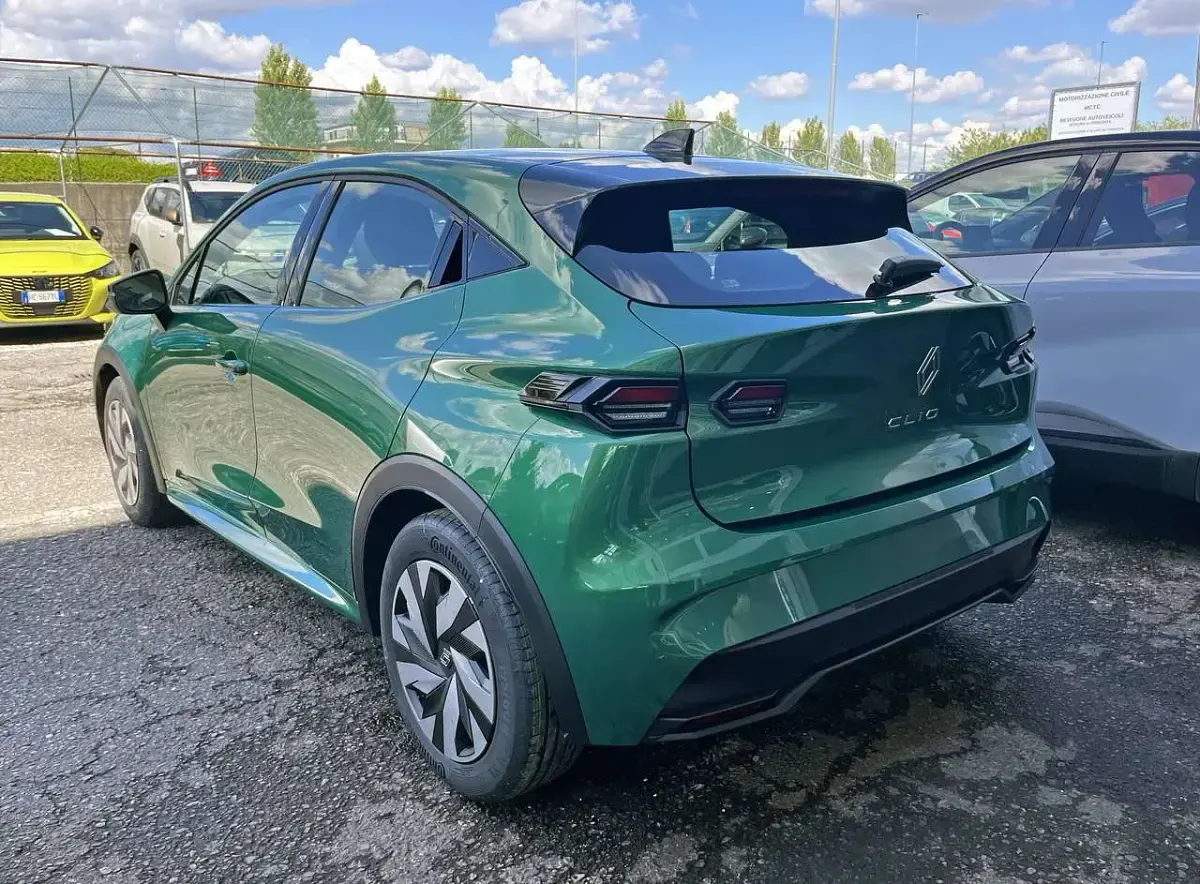 Nuova Renault Clio V Evolution 114 CV (83 kW) 2026 Verde assoluto Berlina