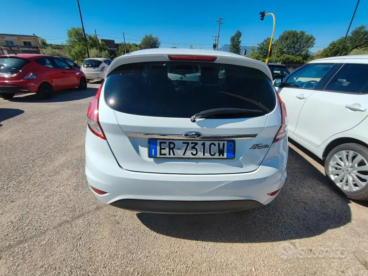 Usata Ford Fiesta Titanium 97 CV (71 kW) 2013 Bianco Berlina