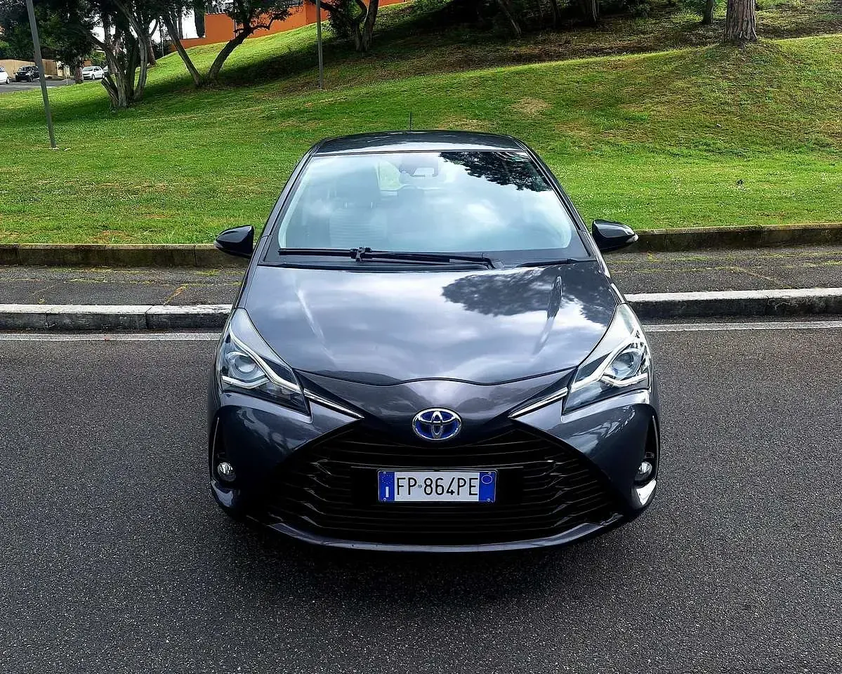 Usata Toyota Yaris Hybrid Active 73 CV (53 kW) 2018 Grigio Berlina