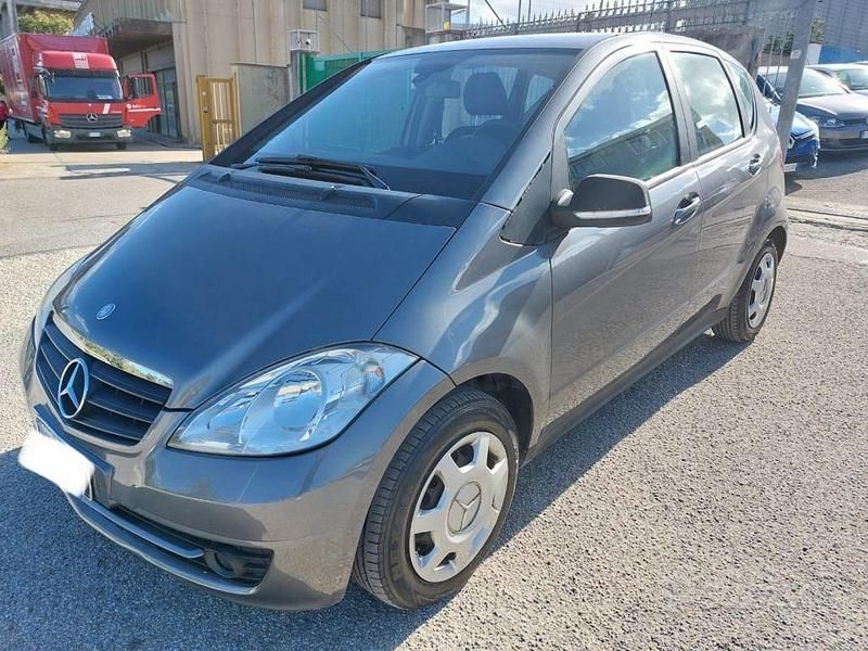 Usata Mercedes A180 109 CV (80 kW) 2011 Grigio scuro metallizzato Berlina