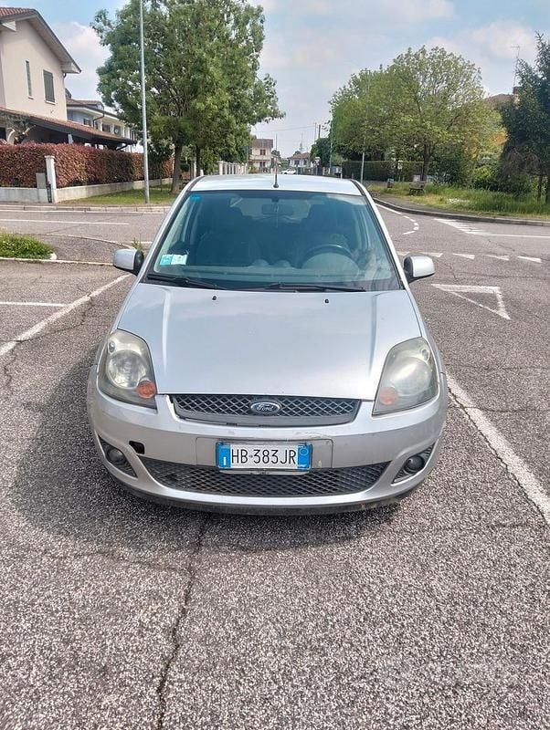 Usata Ford Fiesta 75 CV (55 kW) 2006 Grigio Utilitaria