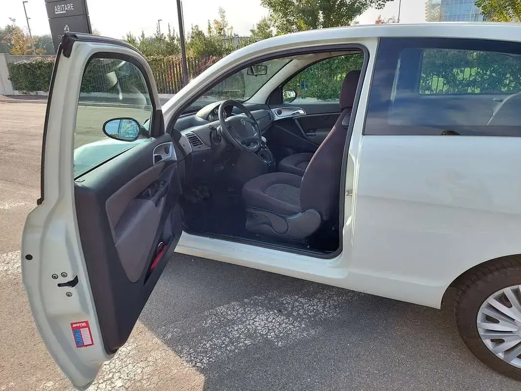 Begagnad Lancia Ypsilon 77 HK (56 kW) 2009 Vit Halvkombi