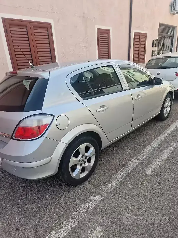 Używany Opel Astra 101 KM (74 kW) 2005 Szary Sedan/Limuzyna