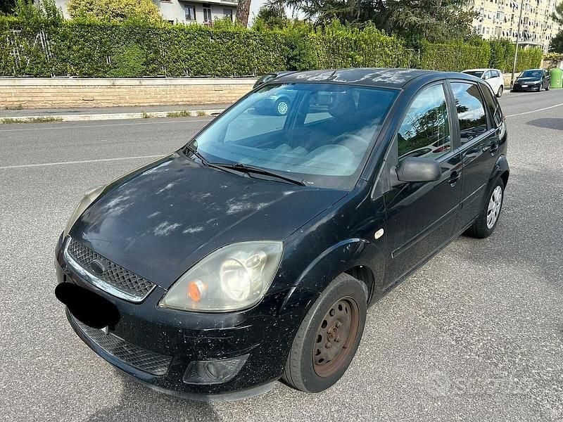 Nero Usata 2007 Ford Fiesta Ghia Tre volumi | 500 € (Super prezzo) - Immagine 1/4