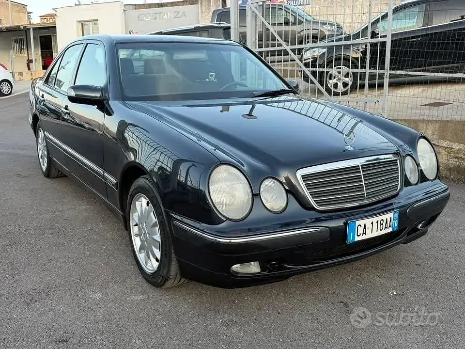 Usado Mercedes E220 Elegance 143 CV (105 kW) 2002 Azul Berlina