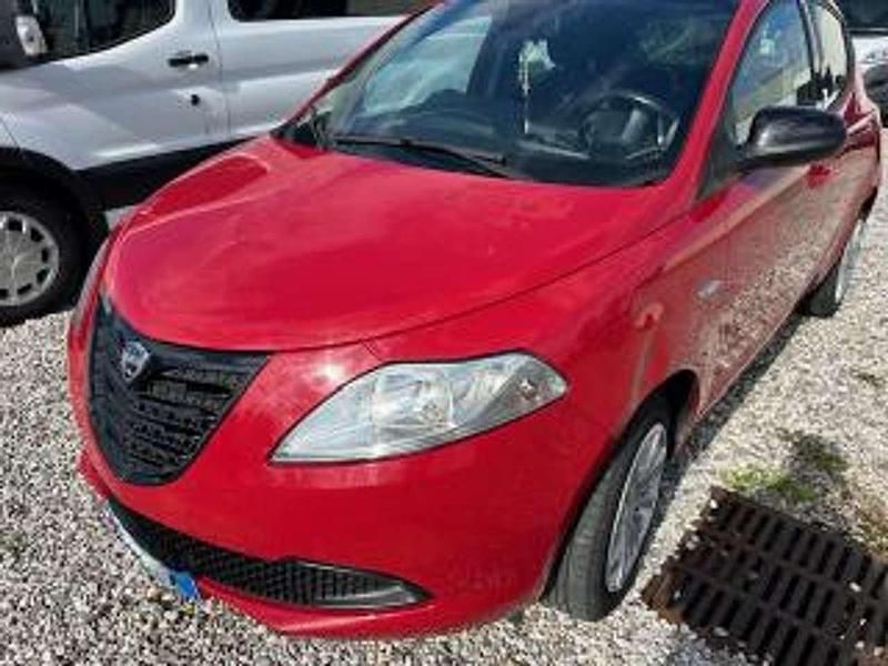 Usata Lancia Ypsilon 69 CV (50 kW) 2015 Rosso Utilitaria
