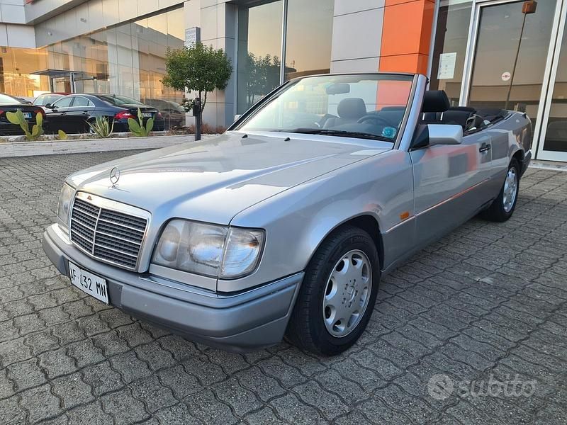 Usata Mercedes E200 136 CV (100 kW) 1994 Grigio Cabrio