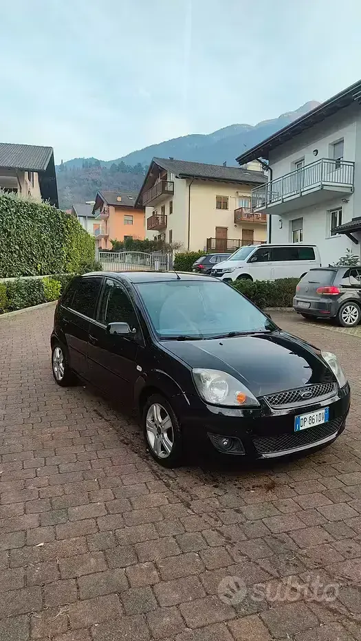 Usata Ford Fiesta 68 CV (50 kW) 2008 Nero Utilitaria