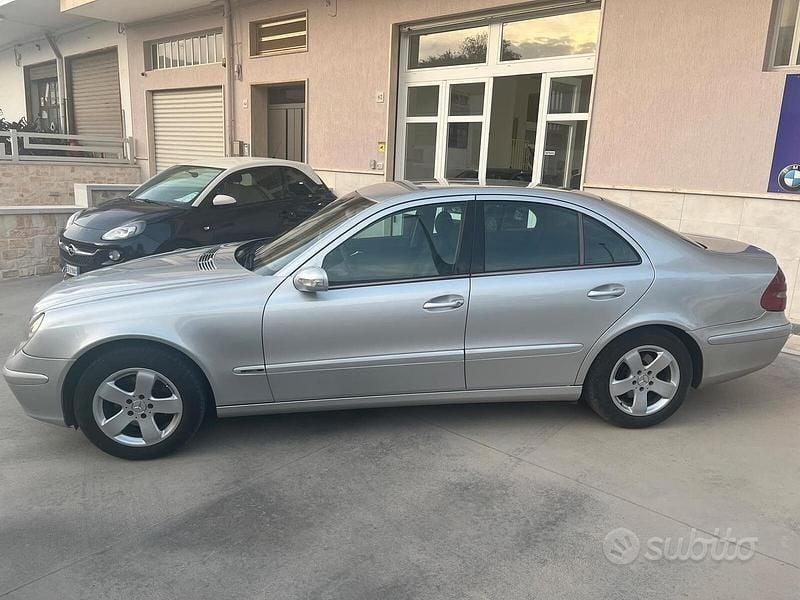 Usata Mercedes E220 Classic 150 CV (110 kW) 2003 Grigio Berlina