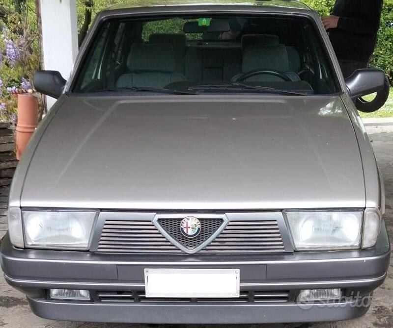 Usata Alfa Romeo 75 155 CV (114 kW) 1987 Grigio Berlina