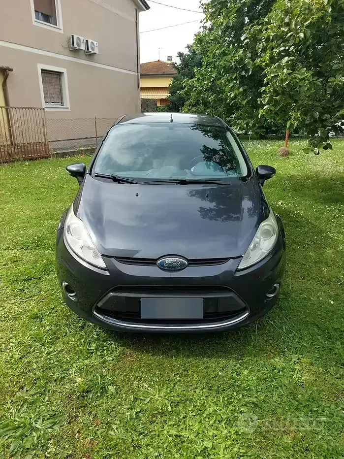 Usata Ford Fiesta Titanium 82 CV (60 kW) 2009 Grigio Utilitaria