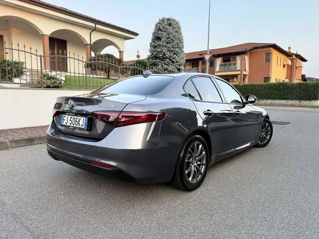 Usata Alfa Romeo Giulia Super 150 CV (110 kW) 2018 Grigio Berlina