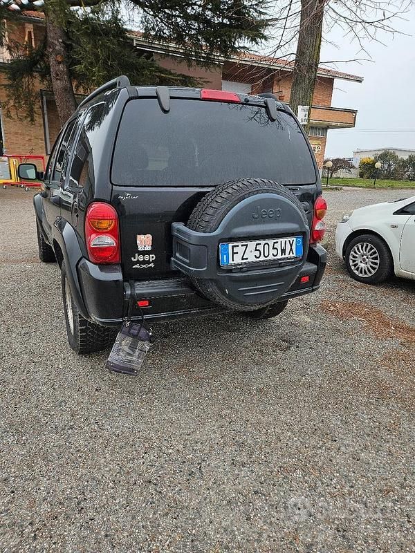 Usata Jeep Cherokee 150 CV (110 kW) 2004 Nero SUV
