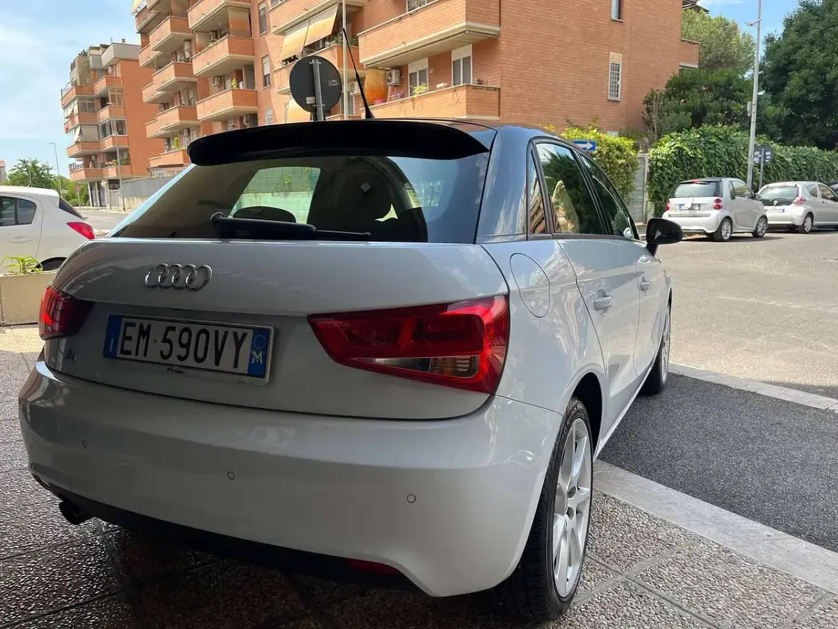 Usata Audi A1 Sportback Ambition 86 CV (63 kW) 2012 Bicolore Utilitaria