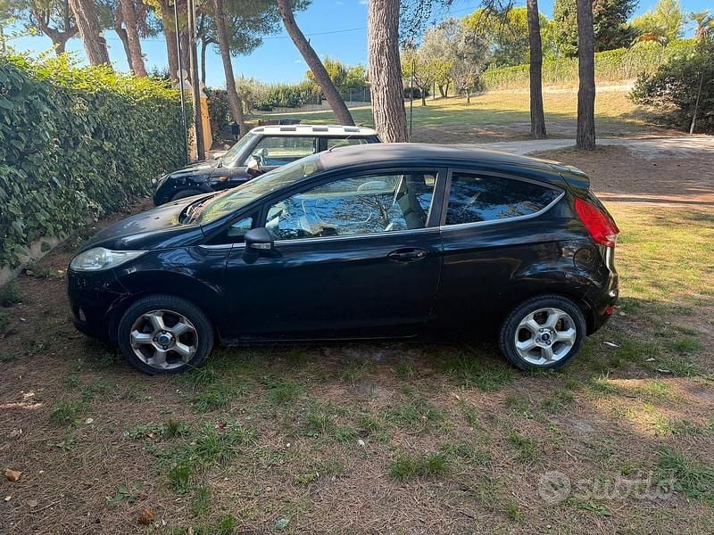 Usata 2011 Ford Fiesta Tre volumi | 3500 € (Super prezzo) - Immagine 1/3