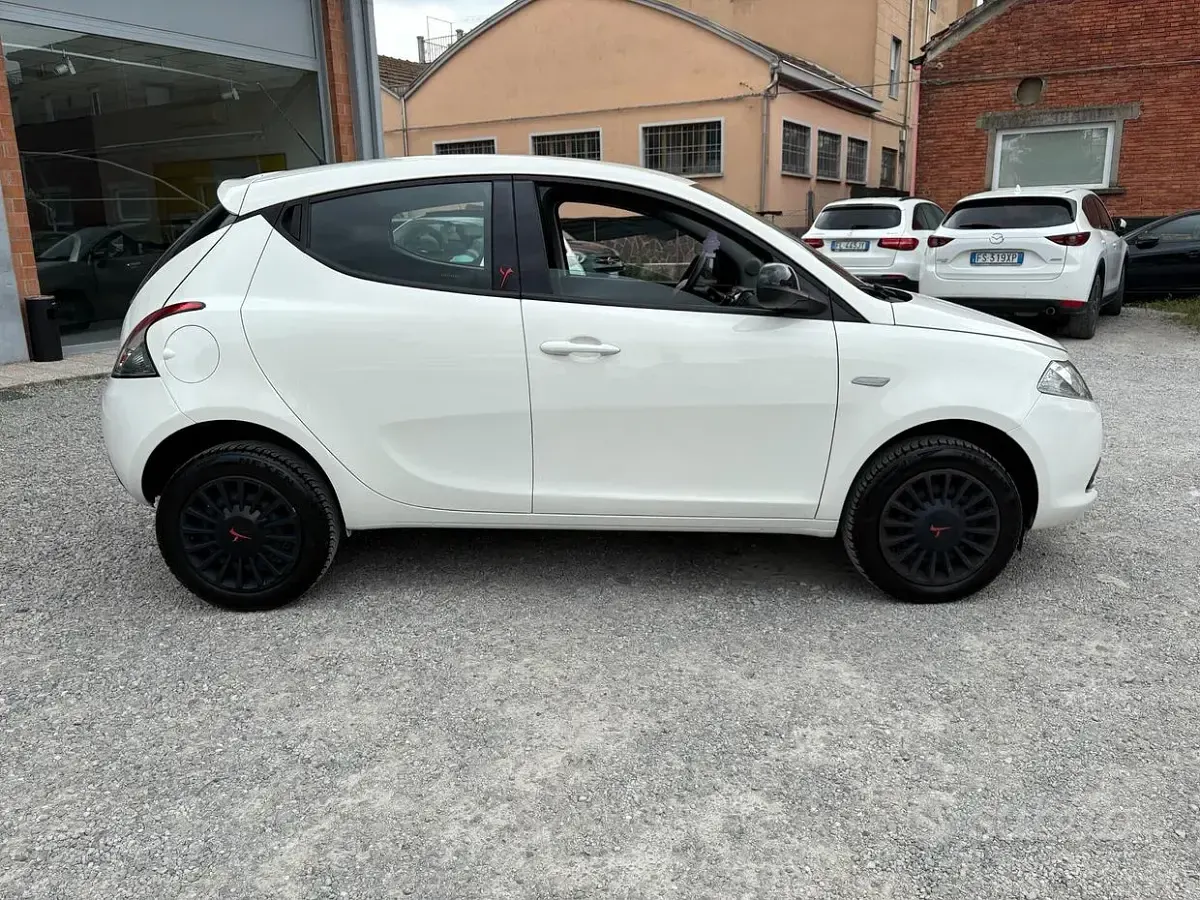 Usata Lancia Ypsilon 85 CV (62 kW) 2015 Bianco Utilitaria