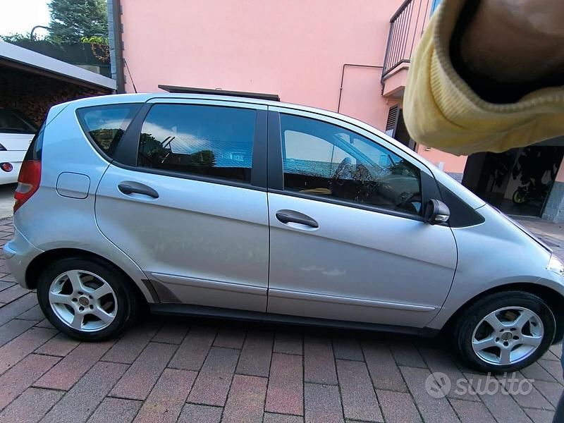 Grigio Usata 2009 Mercedes A180 Elegance Tre volumi | 4000 € (Buon prezzo) - Immagine 1/4