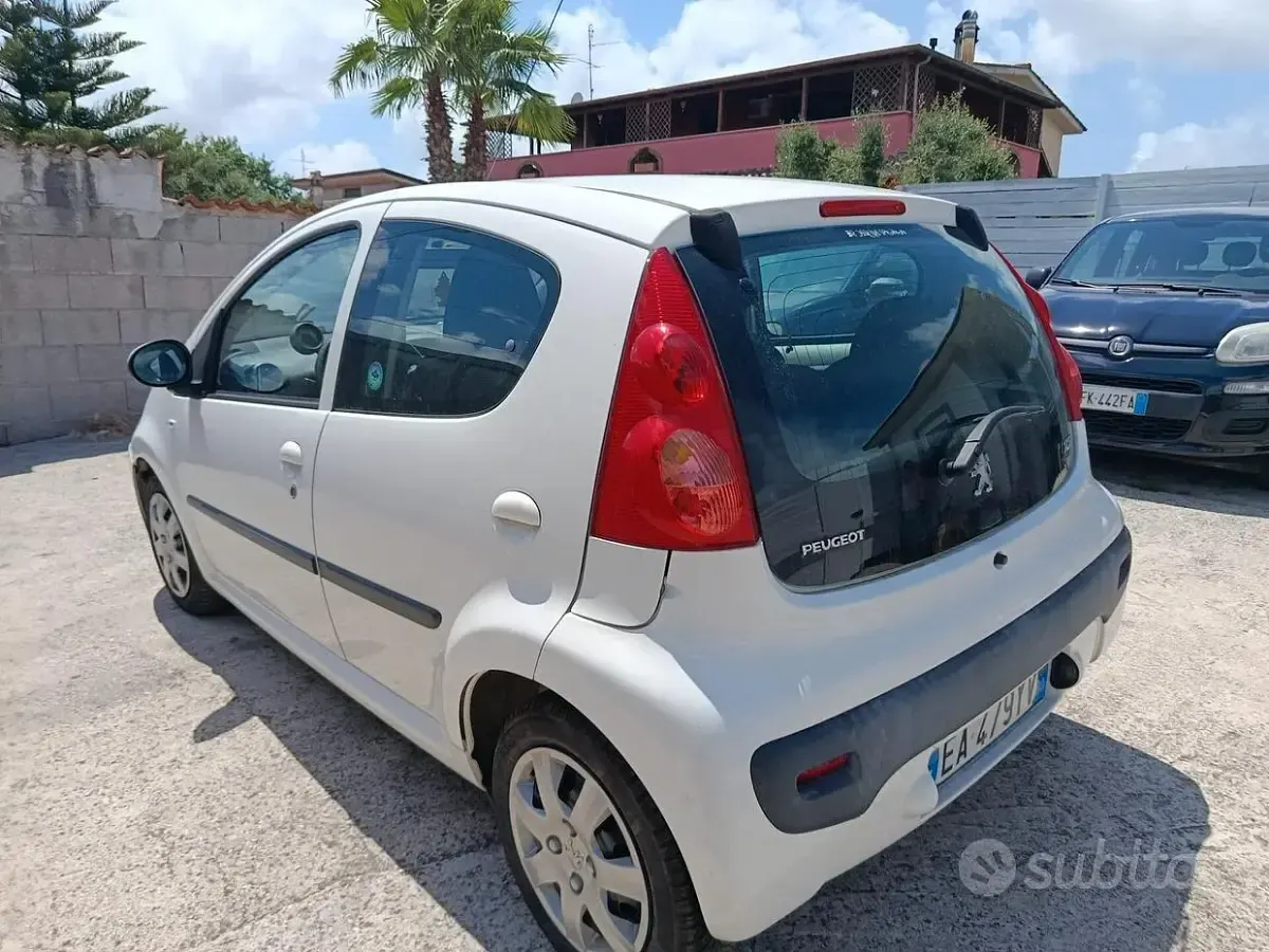 Usata Peugeot 107 68 CV (50 kW) 2010 Bianco Utilitaria