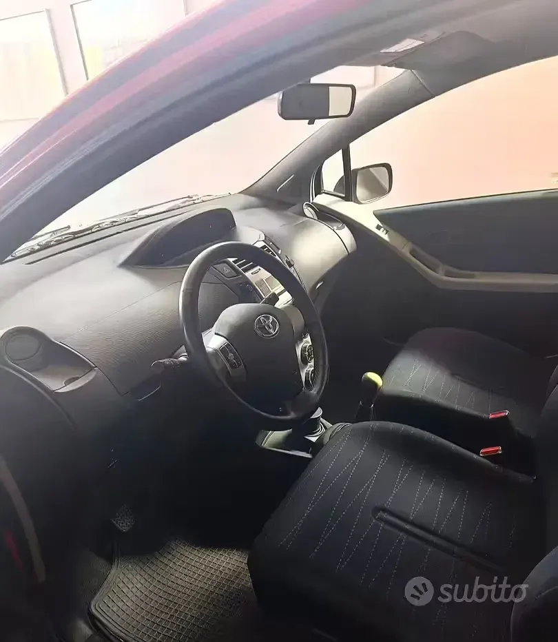 Usata Toyota Yaris Sol 69 CV (50 kW) 2007 Rosso Utilitaria