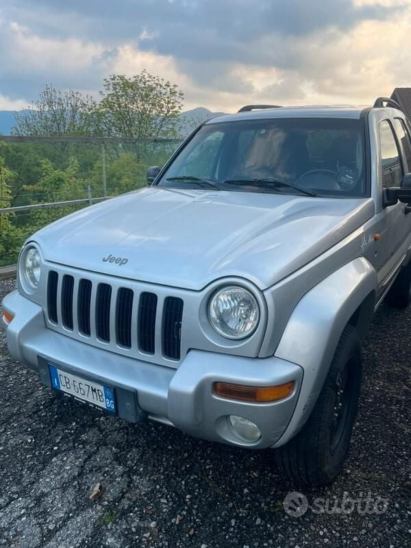 Usata Jeep Cherokee 116 CV (85 kW) 2002 Grigio SUV