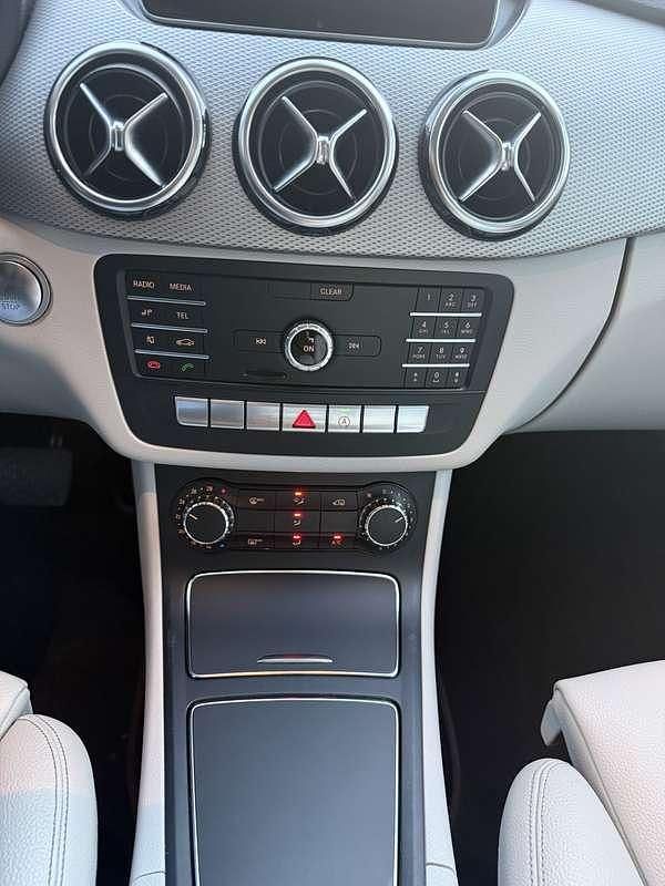 Usata Mercedes B200 136 CV (100 kW) 2018 Grigio Utilitaria