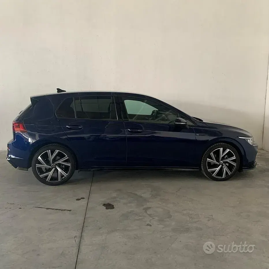 Usata VW Golf VIII R-line 150 CV (110 kW) 2023 Atlantic blue Berlina