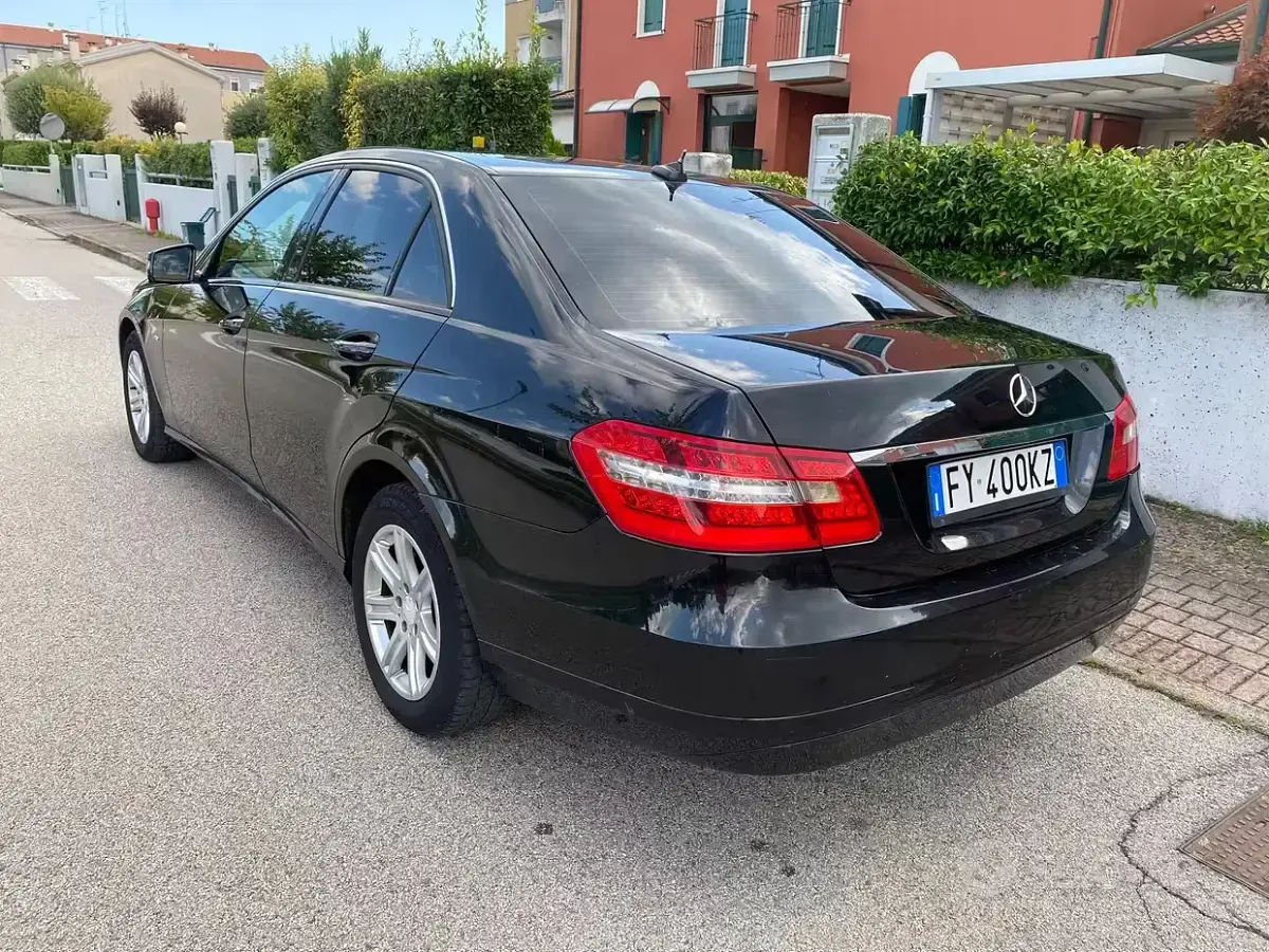 Usata Mercedes E200 136 CV (100 kW) 2011 Nero Berlina