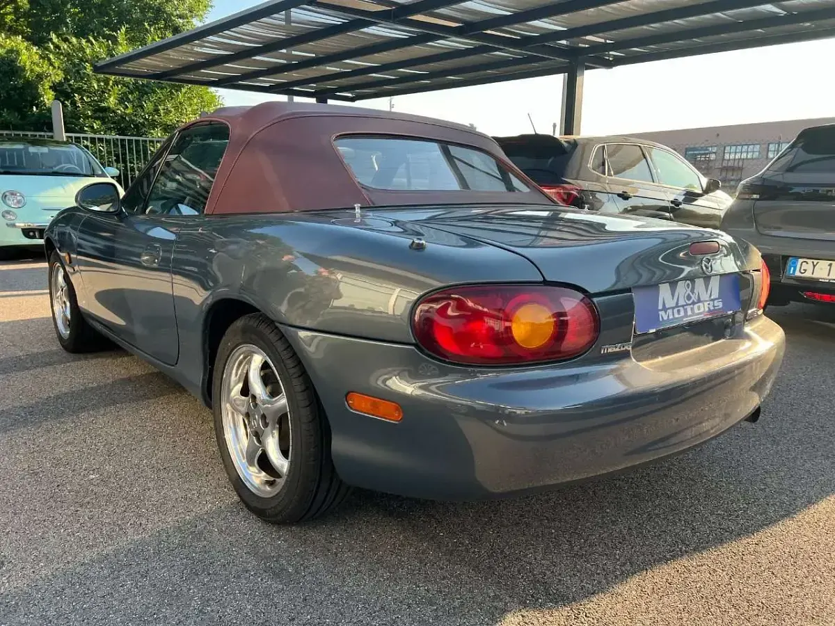Usata Mazda MX5 110 CV (80 kW) 2000 Grigio Cabrio