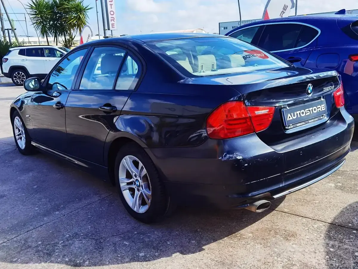 Begagnad BMW 320 177 HK (130 kW) 2009 Svart Sedan