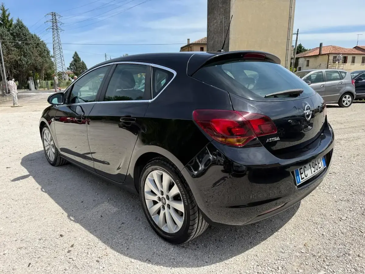 Usata Opel Astra 125 CV (91 kW) 2010 Nero Berlina