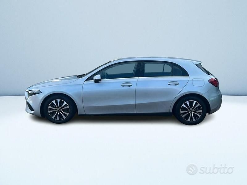 Usado Mercedes A180 Advanced 116 HP (85 kW) 2025 Prateado Sedan