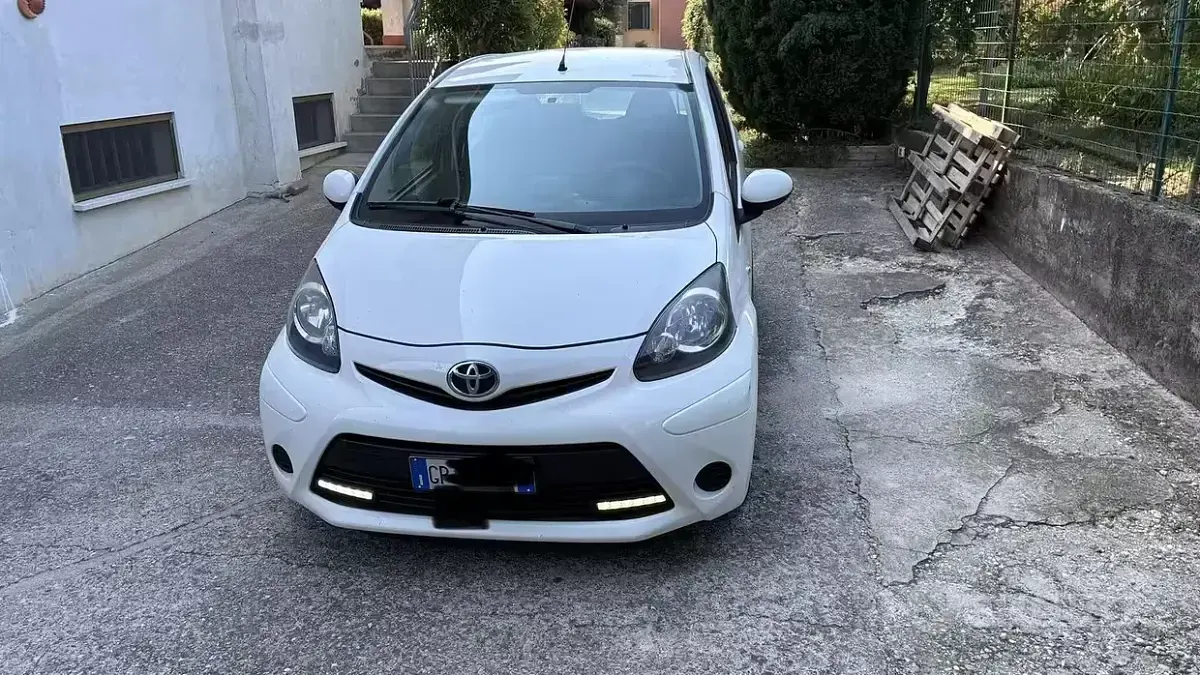 Usata Toyota Aygo 69 CV (50 kW) 2014 Bianco Utilitaria