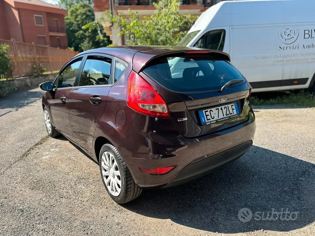 Usata Ford Fiesta Titanium 68 CV (50 kW) 2010 Viola Berlina