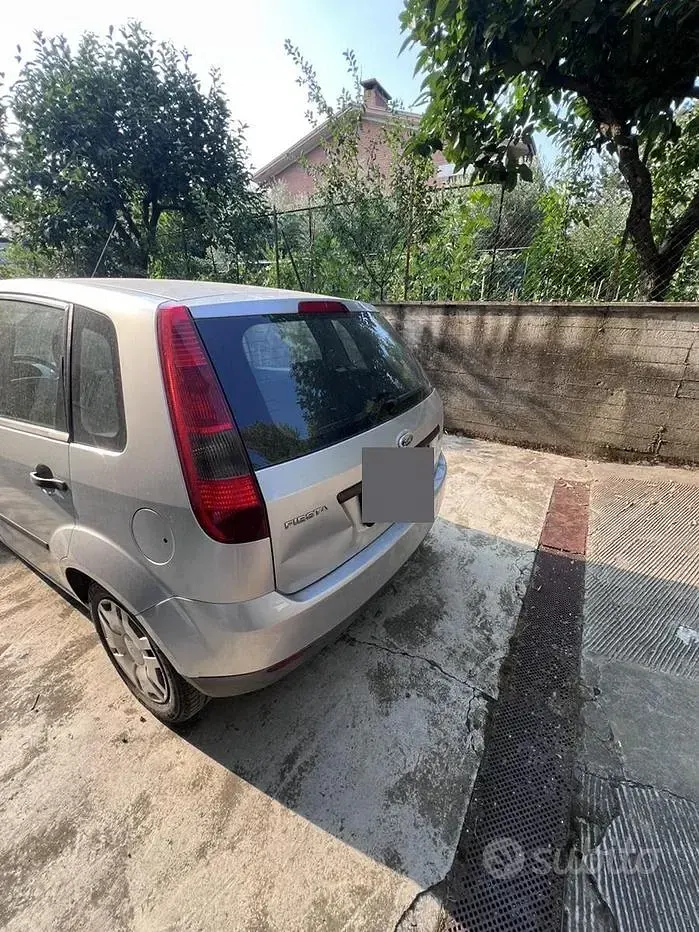 Usata Ford Fiesta 75 CV (55 kW) 2005 Grigio Utilitaria