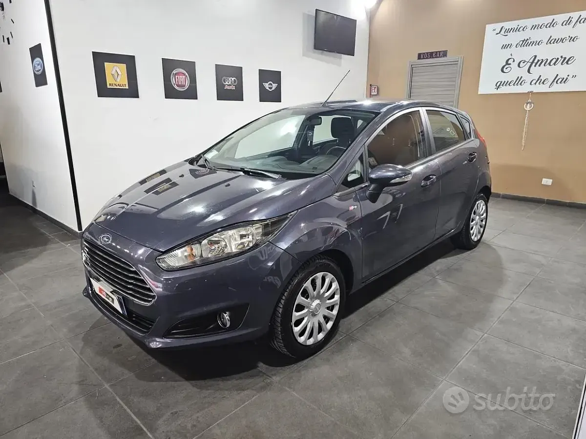 Usata Ford Fiesta Titanium 75 CV (55 kW) 2013 Grigio Berlina