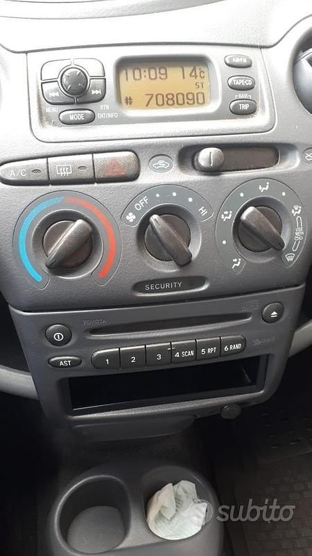 Usata Toyota Yaris 68 CV (50 kW) 1999 Blu Berlina