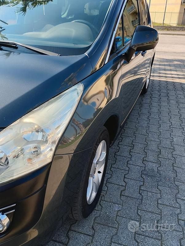 Usata Peugeot 3008 Premium 109 CV (80 kW) 2011 Grigio Station wagon