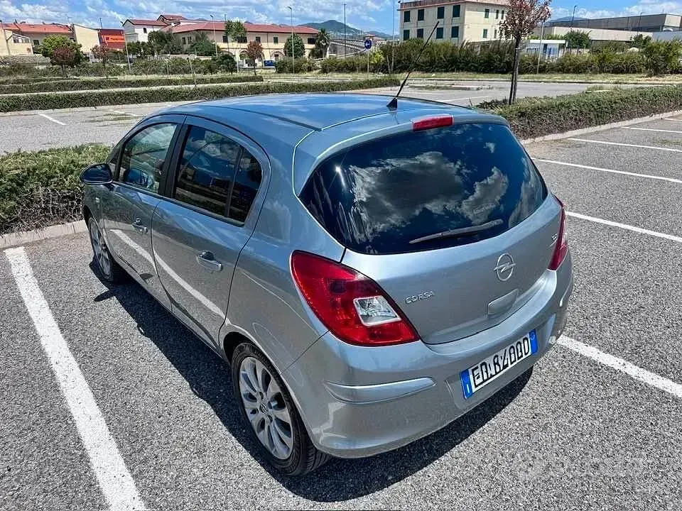 Usata Opel Corsa Cosmo 95 CV (69 kW) 2010 Grigio Utilitaria