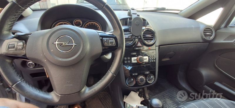 Usata Opel Corsa 75 CV (55 kW) 2011 Grigio Berlina