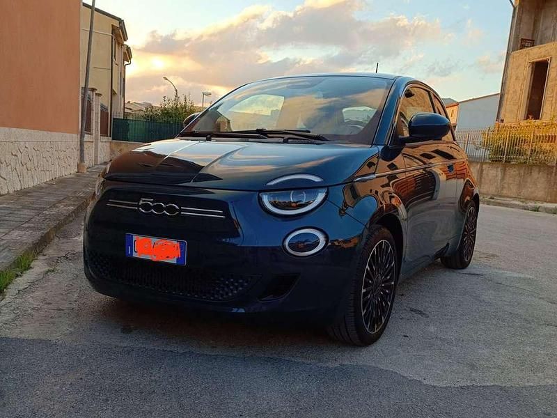 Blu/azzurro Usata 2021 Fiat 500e Tre volumi | 14.600 € (Buon prezzo) - Immagine 1/4