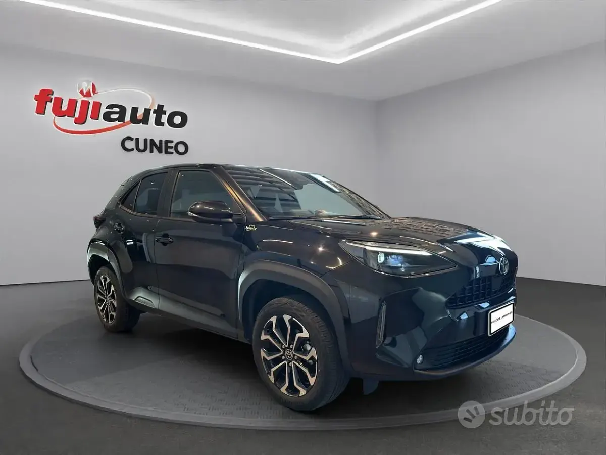 Käytetty Toyota Yaris Cross Trend 116 HP (85 kW) 2022 Musta Katumaasturi