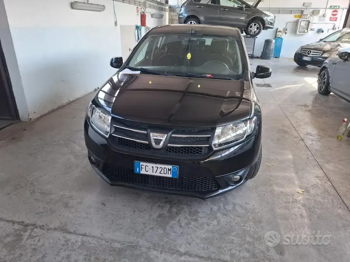 Usata Dacia Sandero Lauréate 90 CV (66 kW) 2016 Nero Berlina