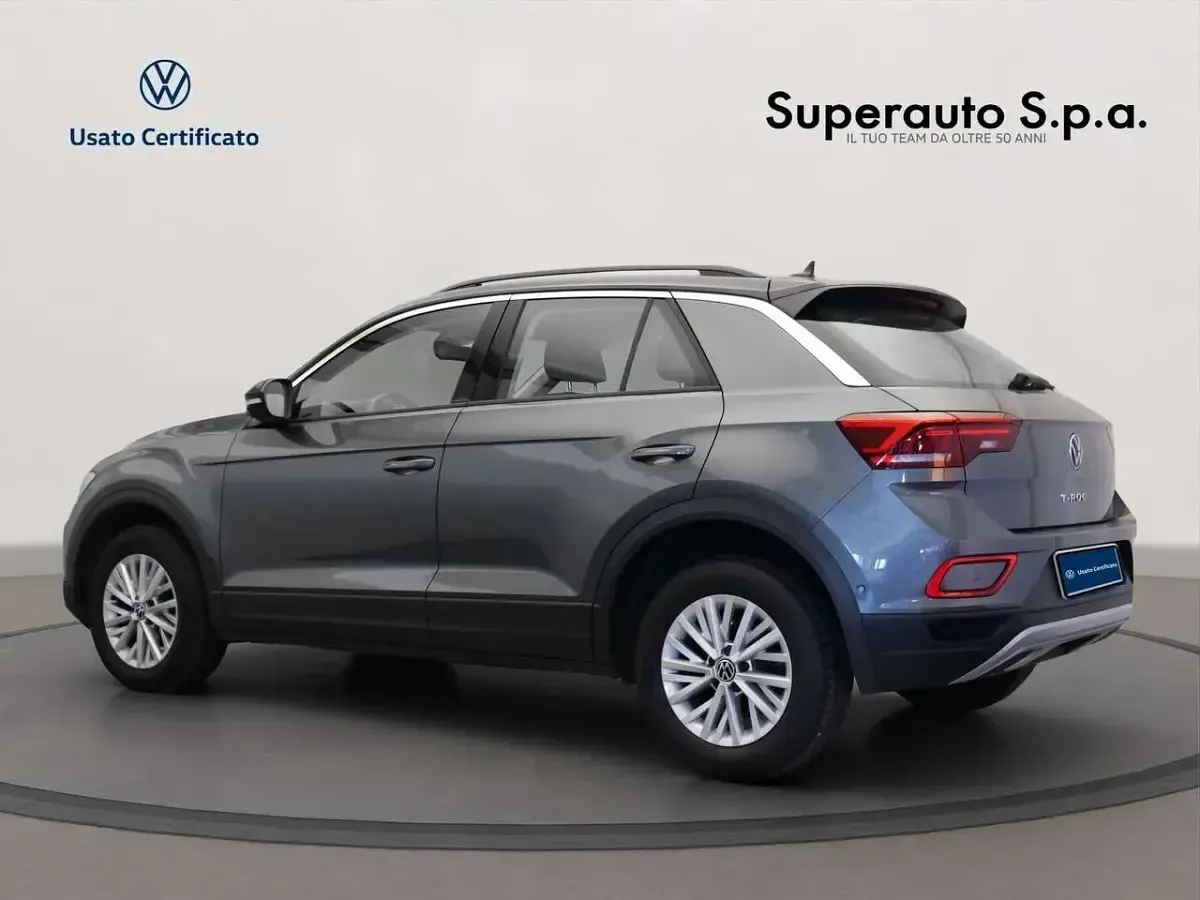 Usata VW T-Roc Life 116 CV (85 kW) 2023 Grigio scuro SUV