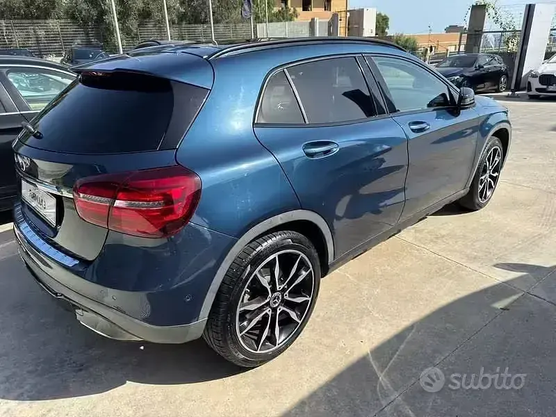 Usata Mercedes GLA200 136 CV (100 kW) 2019 Bluazzurro SUV