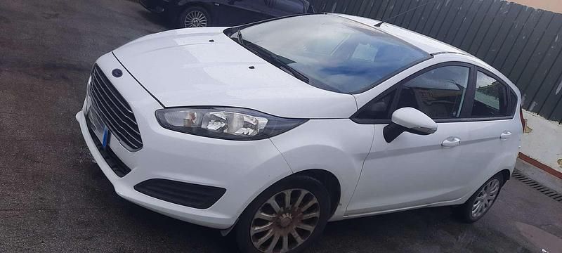 Usata Ford Fiesta 60 CV (44 kW) 2014 Bianco Berlina